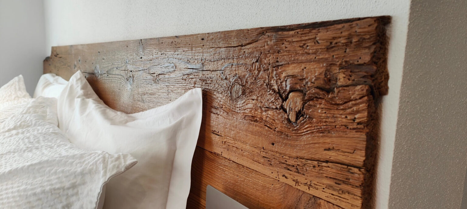 dettaglio della testata in legno antico del letto - b&b Casa NovecentoSei a Sonico (BS)