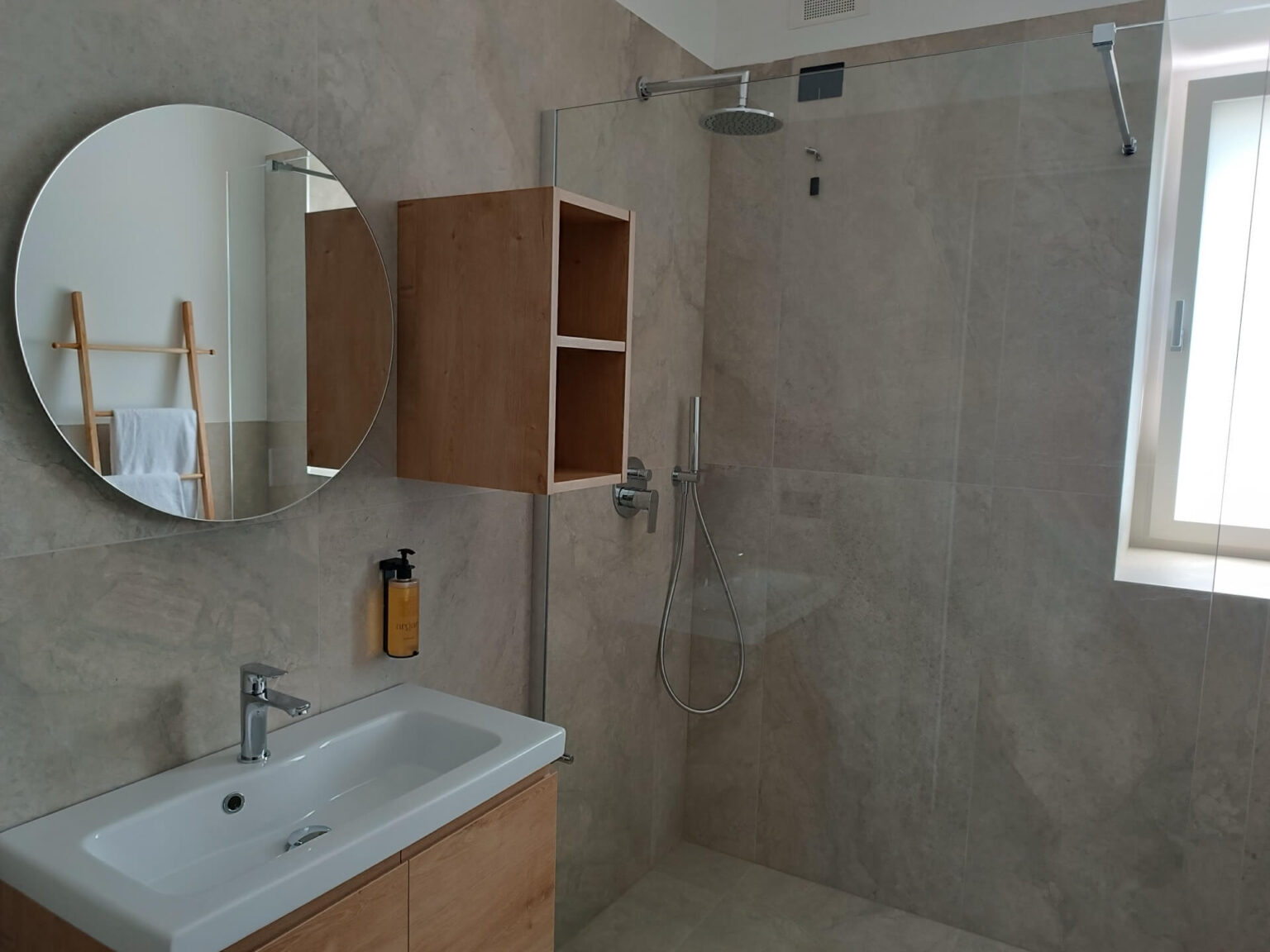 bagno con doccia - suite in B&B Casa NovecentoSei a Sonico