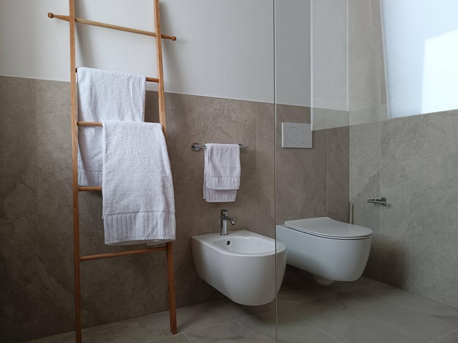 bagno moderno della suite del B&B Casa NovecentoSei a Sonico